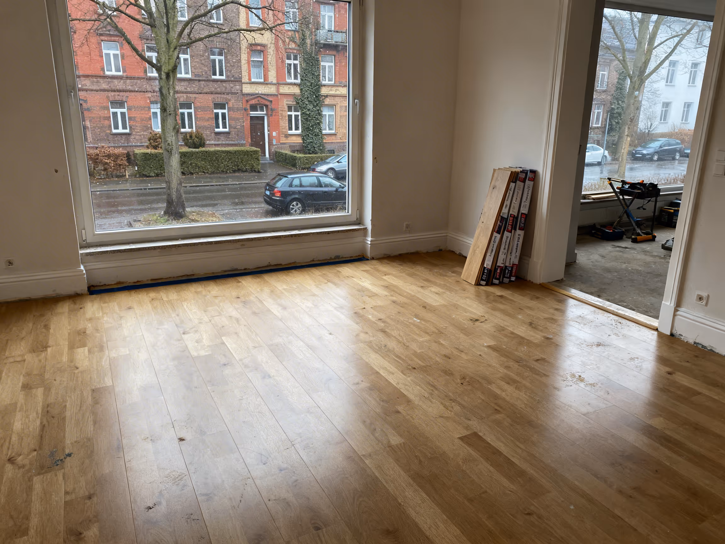 Fertig verlegter Laminatboden in einer Hamburger Wohnung