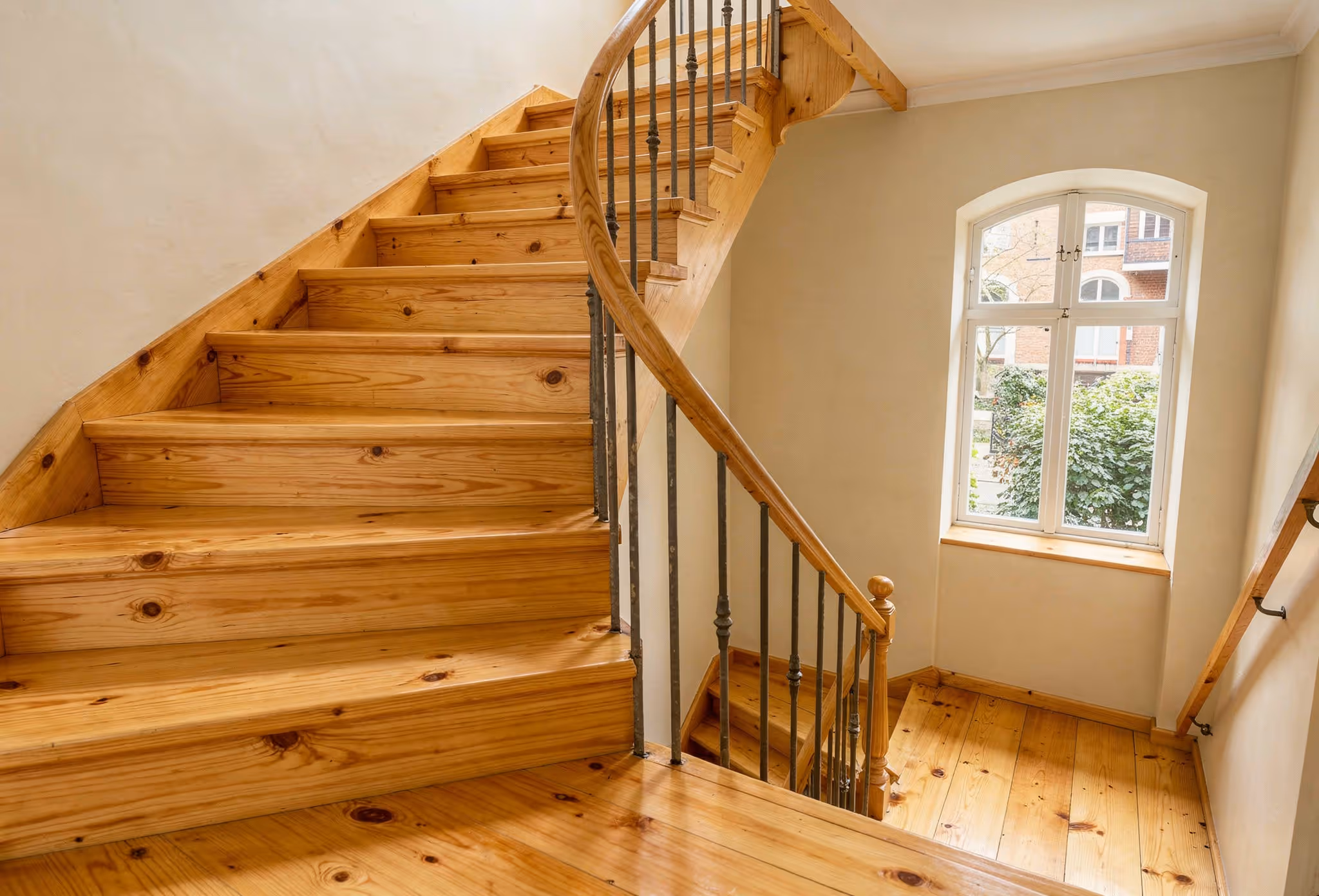Nachher: Frisch geschliffene und geölte Holztreppe in Hamburger Altbau