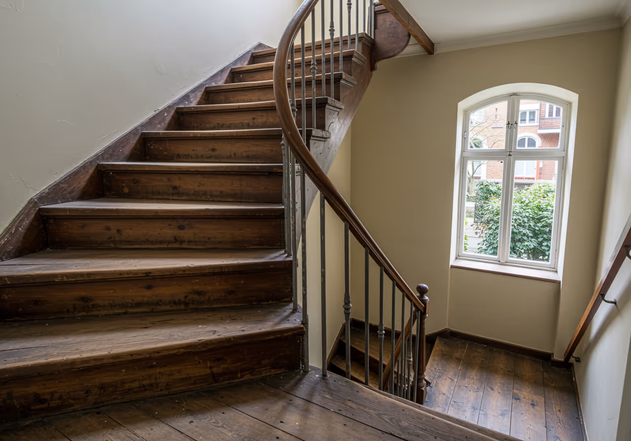 Vorher: Abgenutzte Holztreppe in Hamburger Altbau